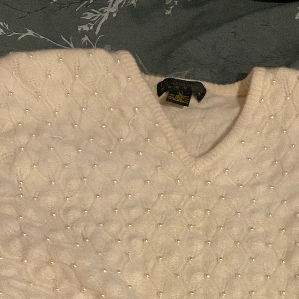 White wool sweater with pearls